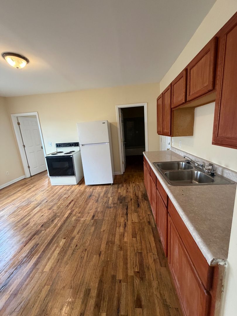 Rockford Apartment: 810 15th Ave