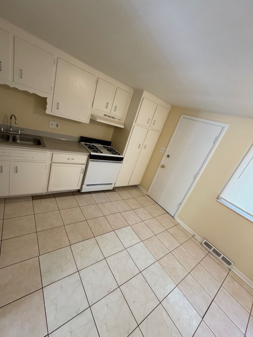 Rockford Apartment: 3902-3912 15th Ave