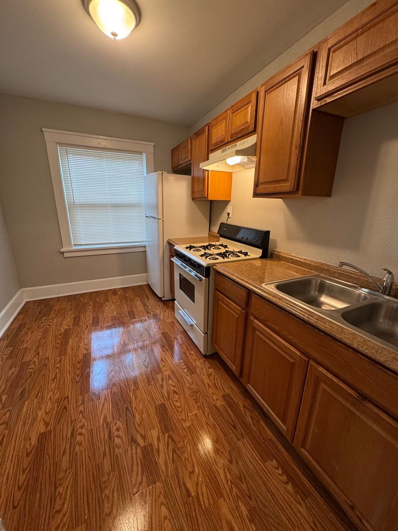 Rockford Apartment: 2001 S 5th St