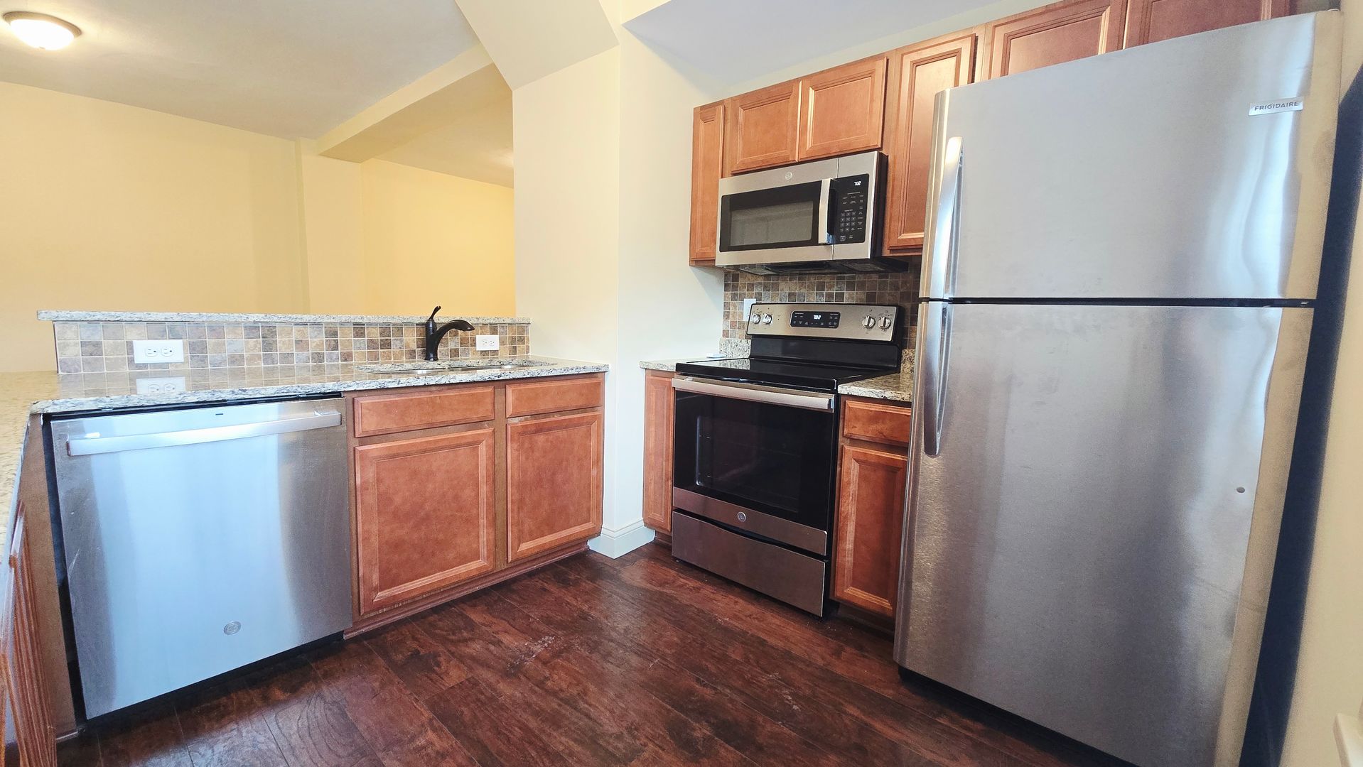 Rockford Apartment: 1416 E State St