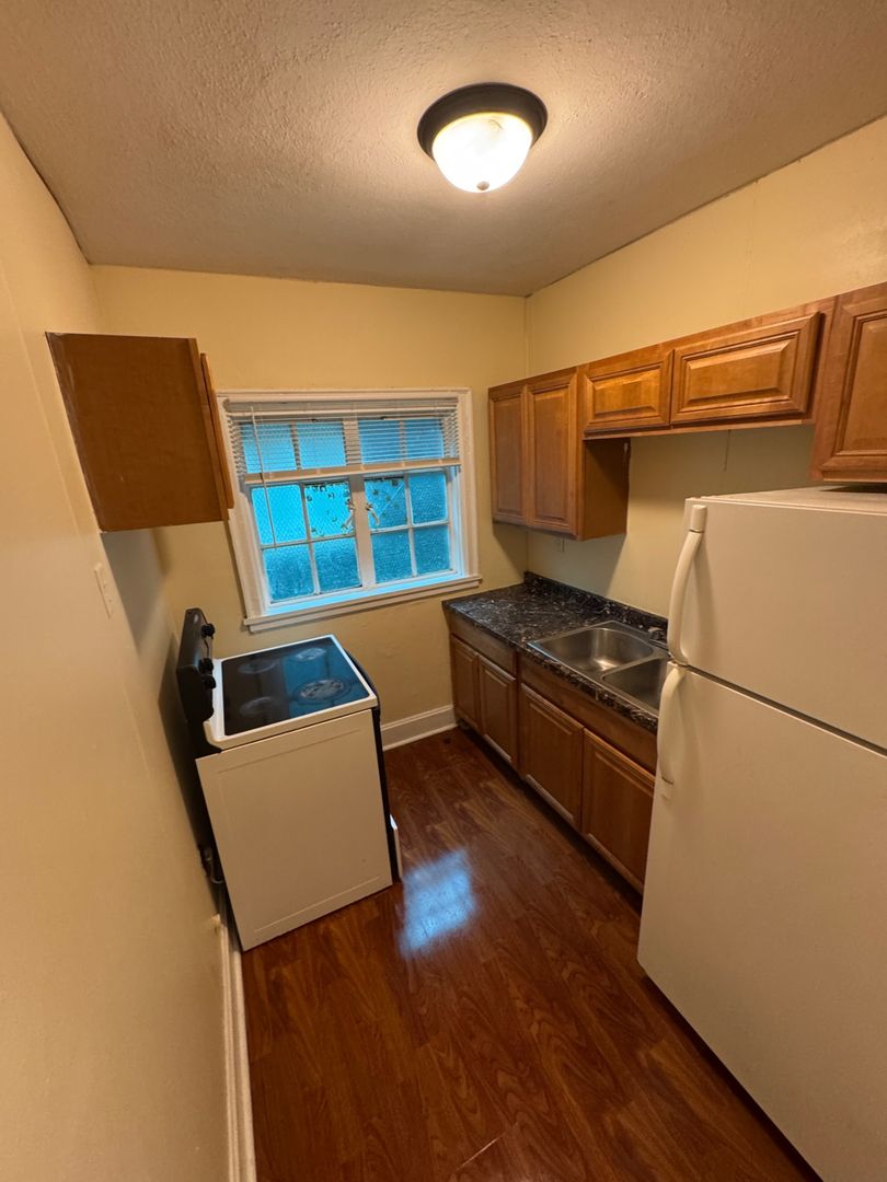 Rockford Apartment: 1524-1528 Broadway St