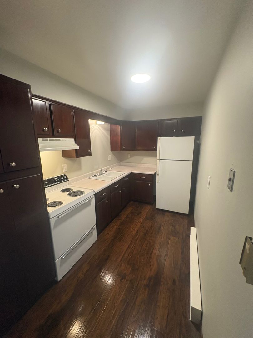 Rockford Apartment: 2425-2505-2513 Wesleyan Ave