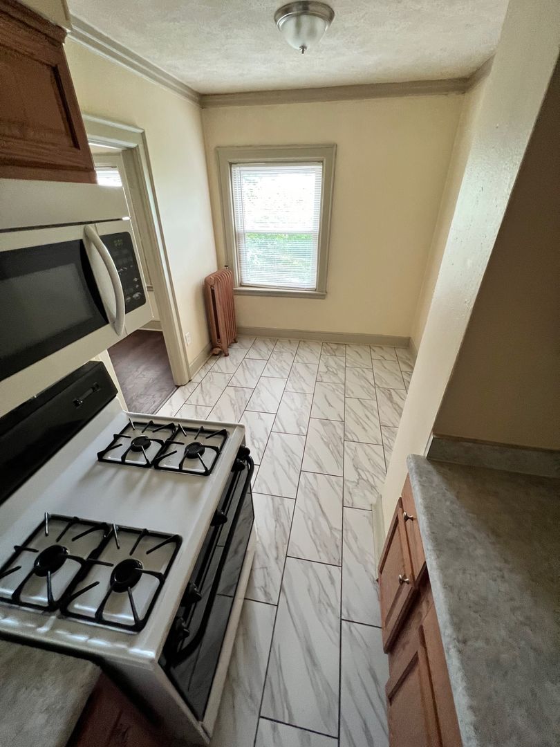 Rockford Apartment: 529 N Main St