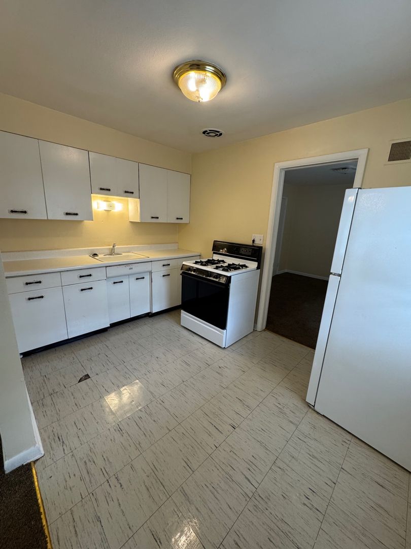 Rockford Apartment: 2213-15 Logan St
