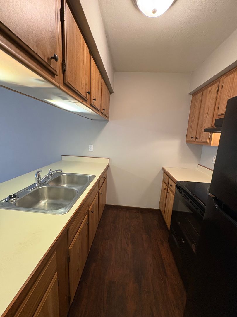 Rockford Apartment: 2425-2505-2513 Wesleyan Ave