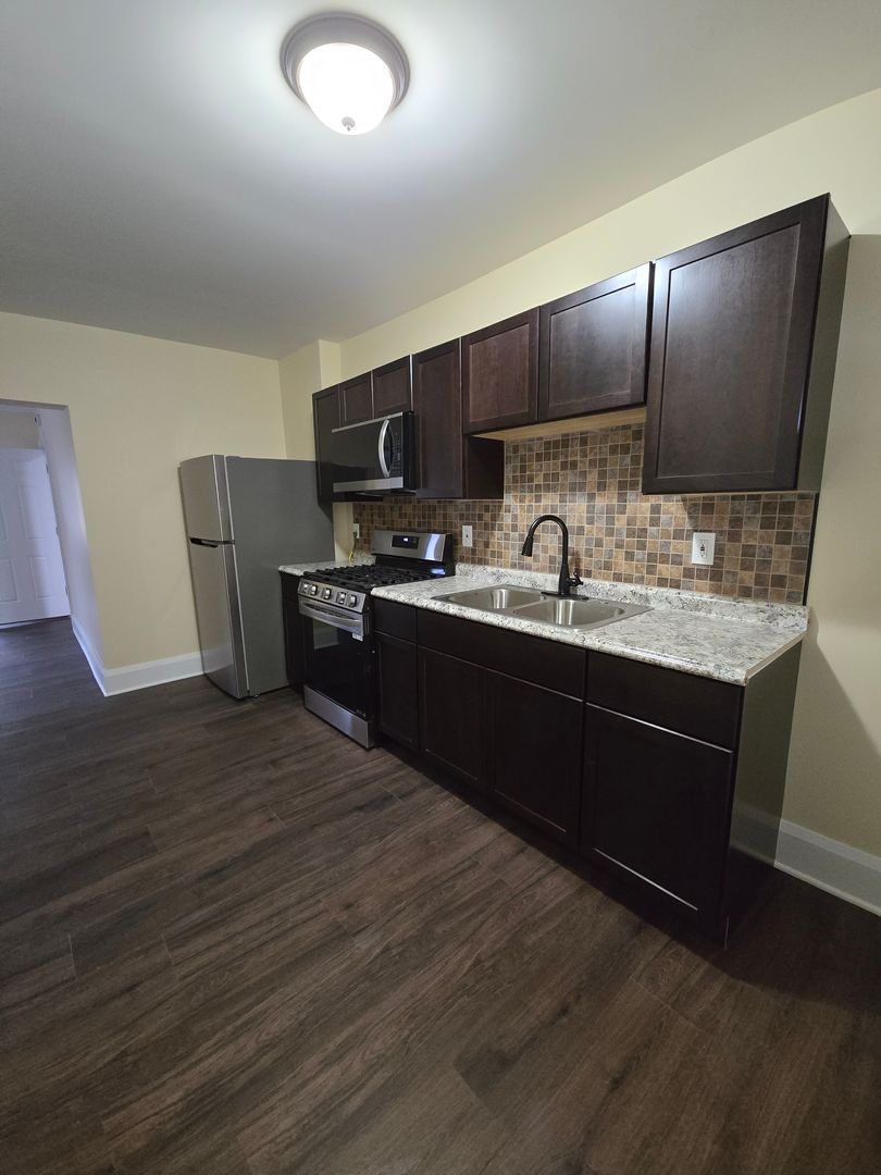 Rockford Apartment: 2123-25 7th St