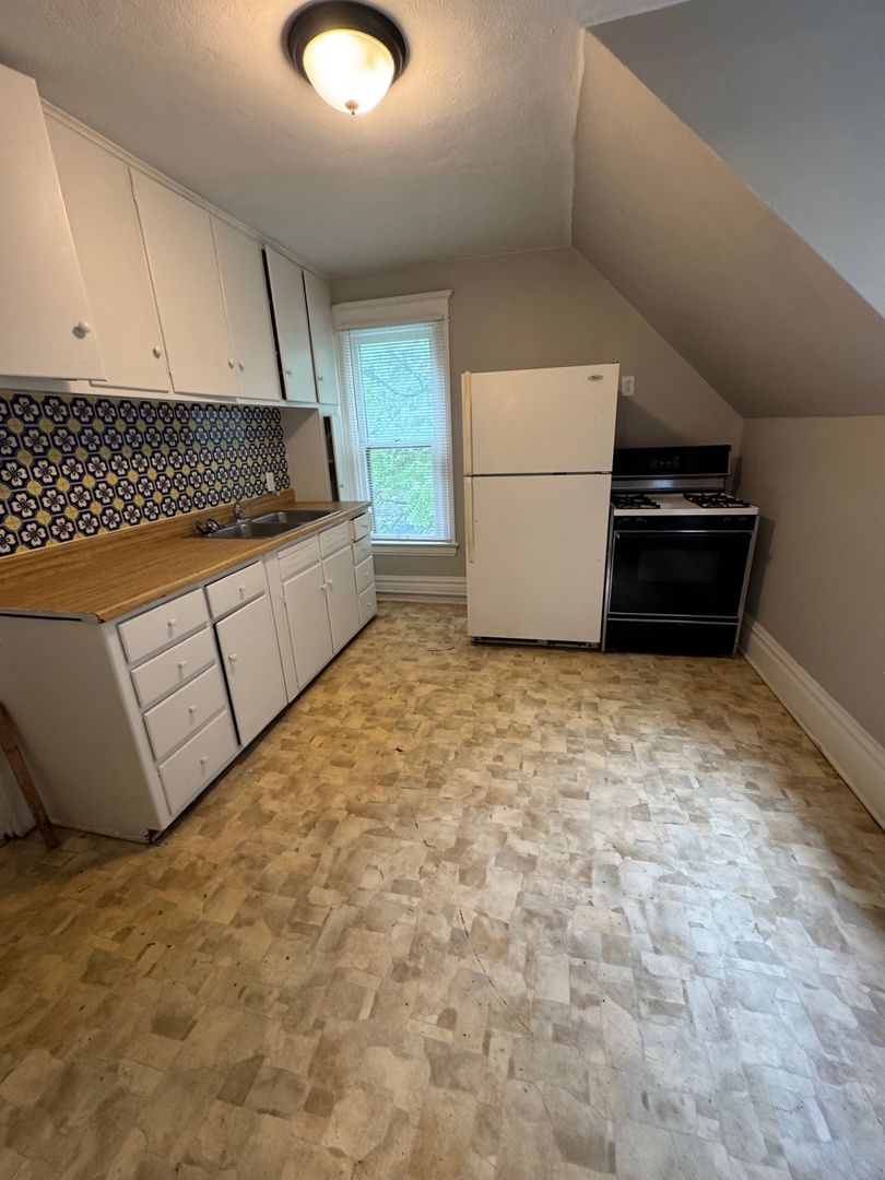 Rockford Apartment: 1359 Charles St