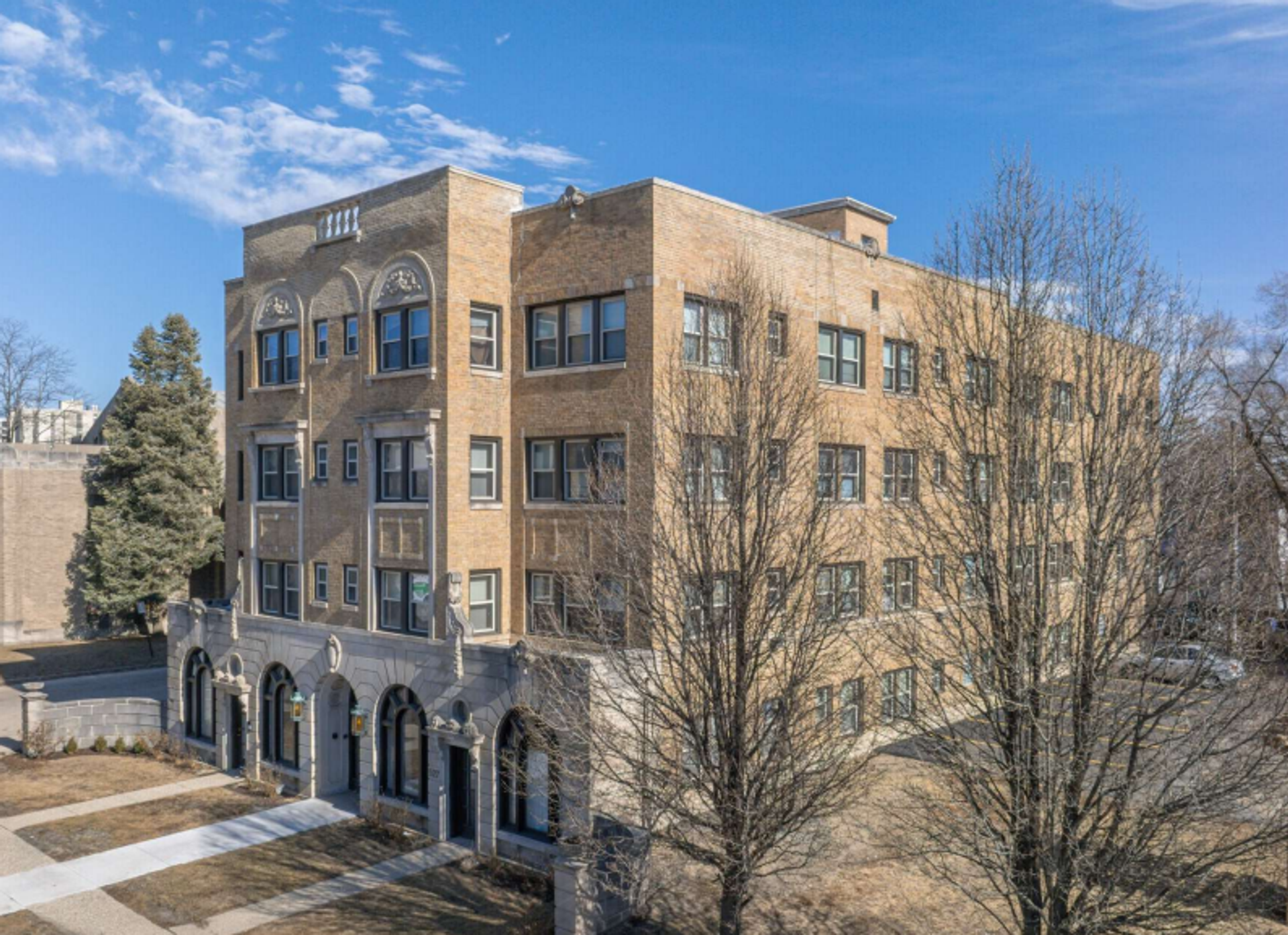 Rockford Apartment: 529 N Main St