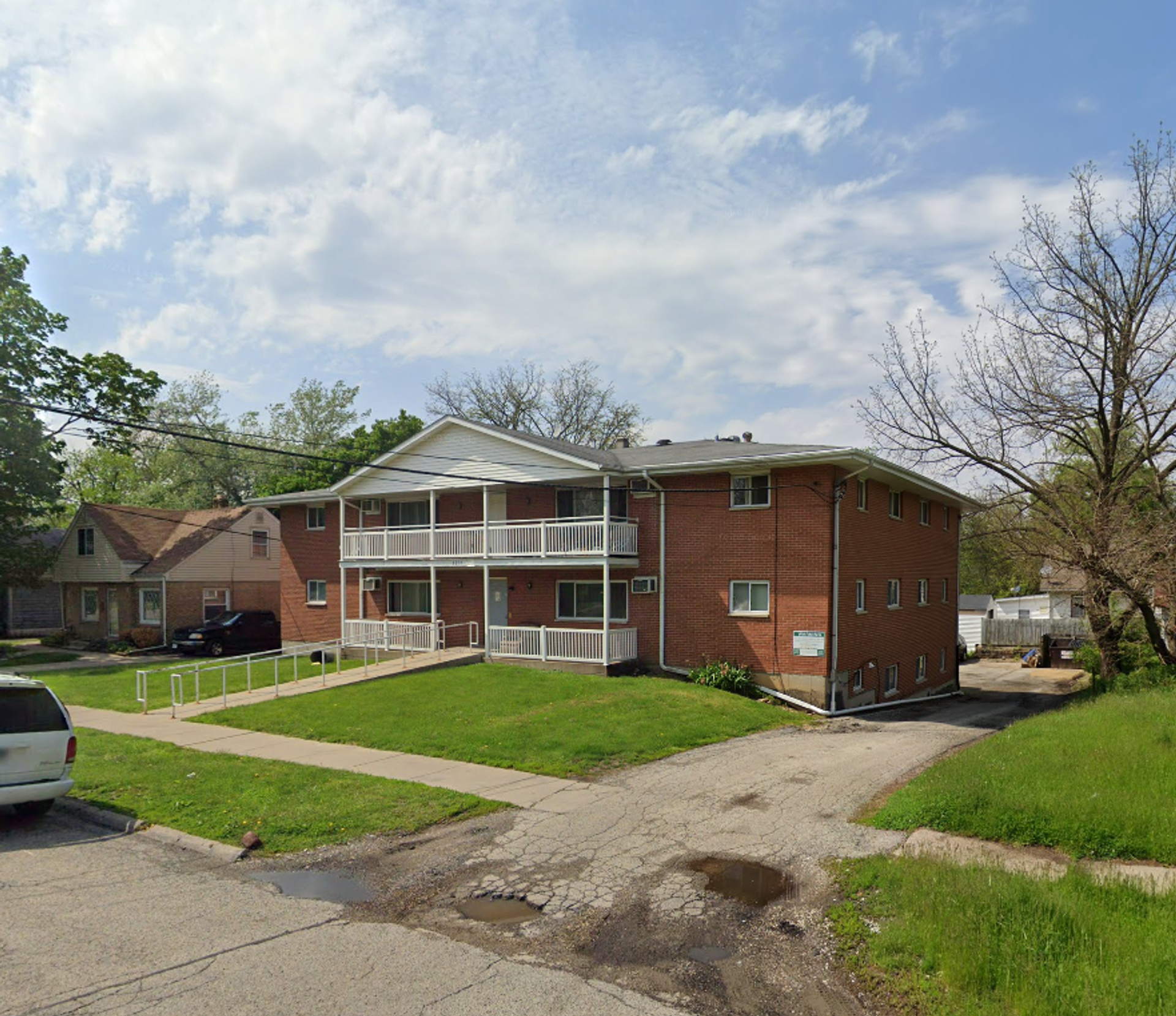 Rockford Apartment: 2305 School St