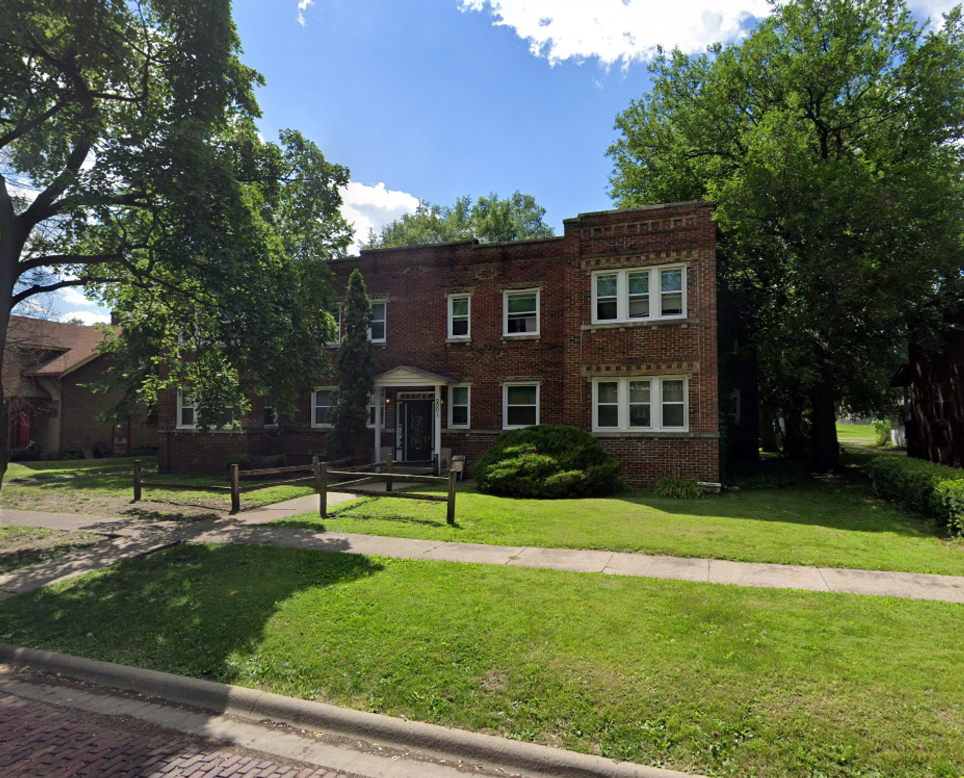 Rockford Apartment: 2001 S 5th St