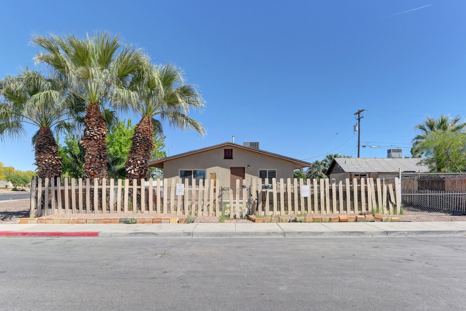 Henderson Apartment: 1940 Merze Ave