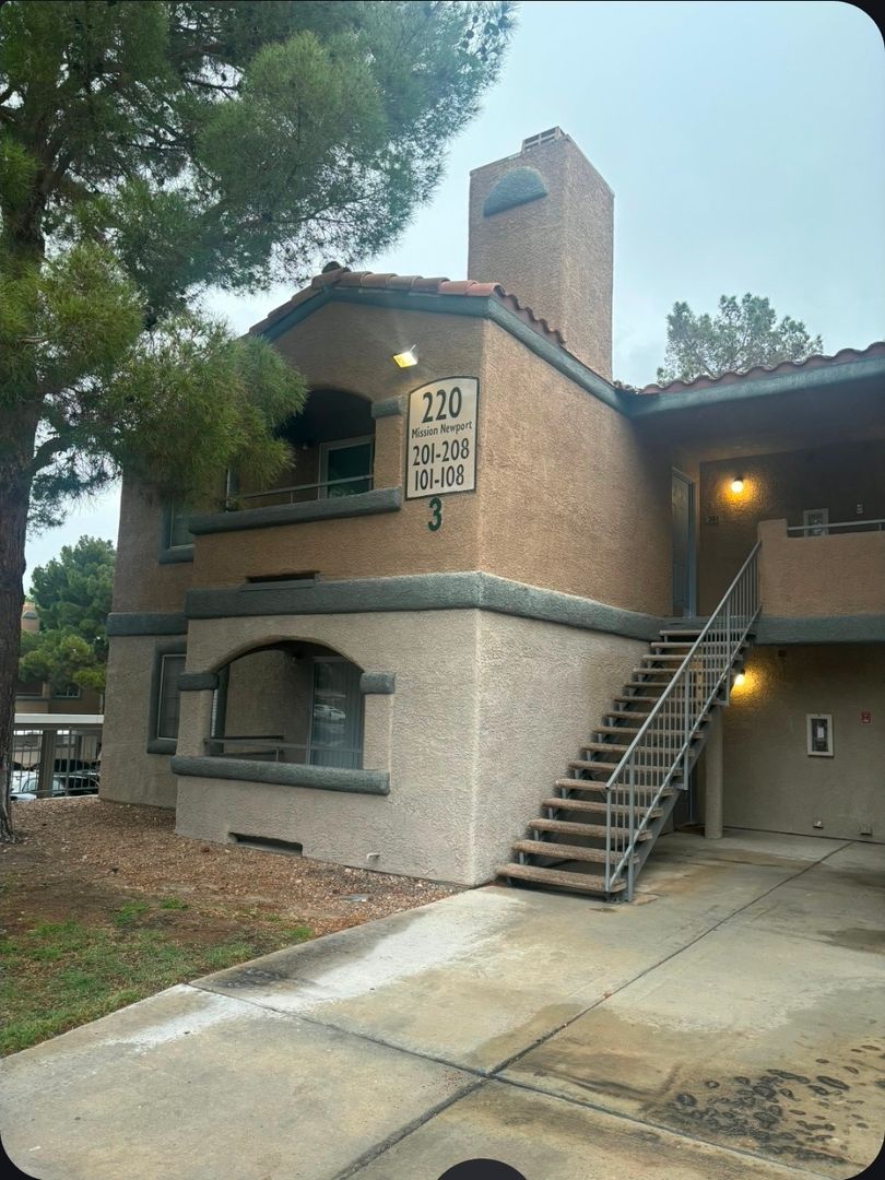 Las Vegas House: 220 Mission Newport Ln #201