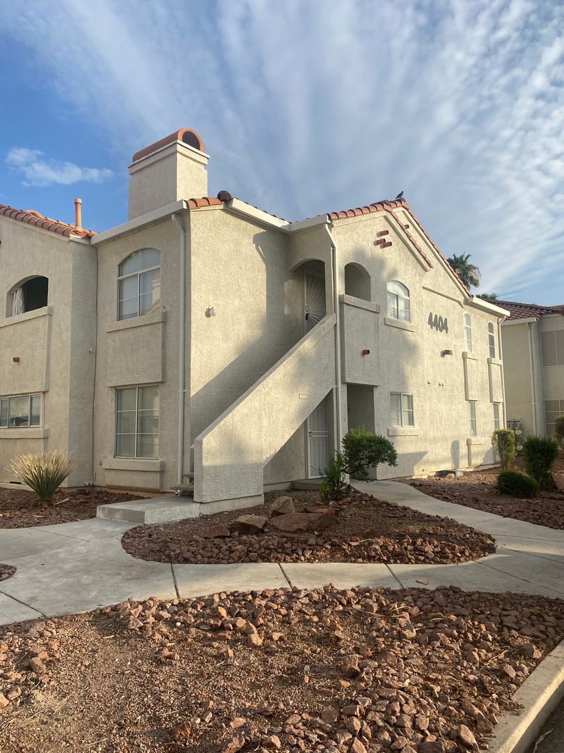 Las Vegas House: 4404 w Lake Mead #102