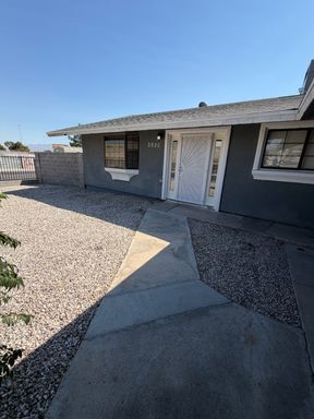 AMERICANA Property Mgmt - Remodeled 1 story - 3 Beds house near Downtown South – photo 1