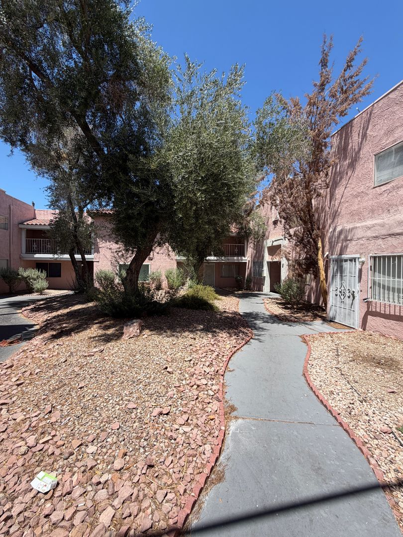 Las Vegas Townhome: 2236 E Desert Inn rd