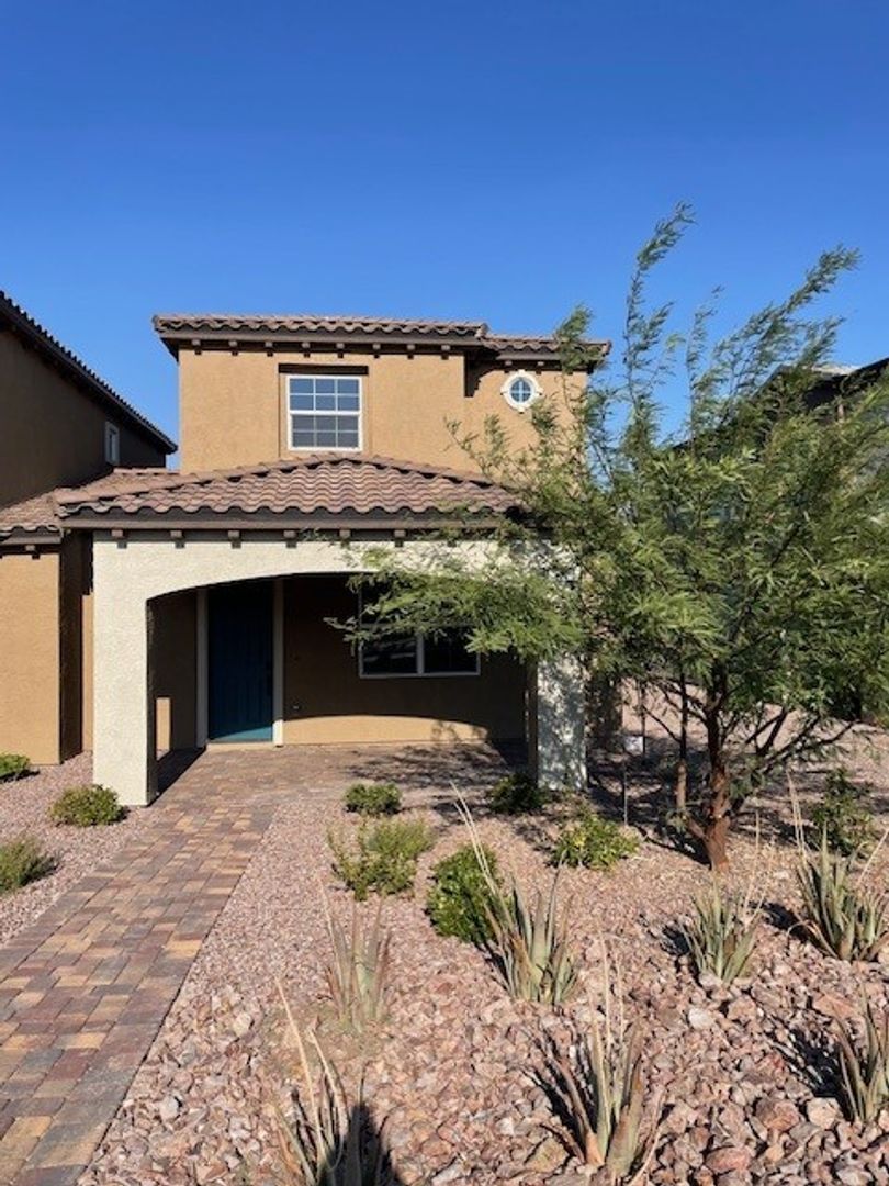 Henderson House: 808 Royal Beekman St