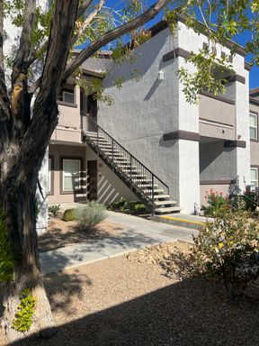 Beautiful Upgraded Condo in the Tuscany Gated Community. – photo 1