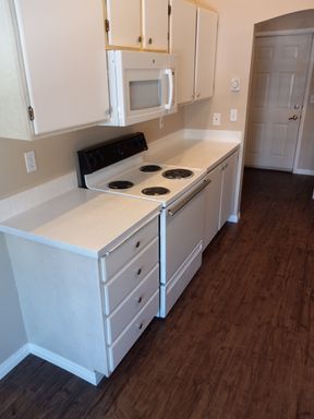 Open house 7/19 11am -2pm Beautiful and Spacious 2 bedroom 1 bath! $500.00 OFF MOVE IN – photo 1