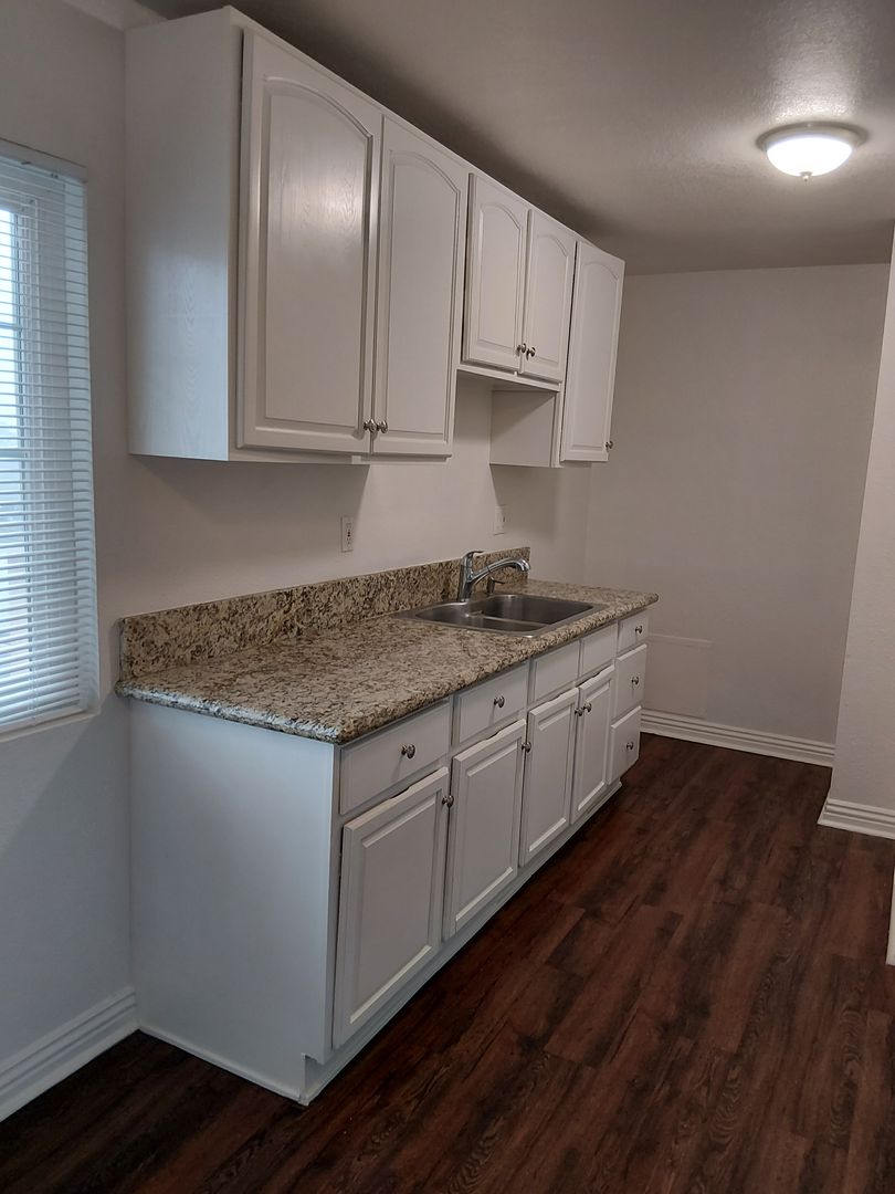 Santa Ana Apartment: 2016 W Civic Center Drive