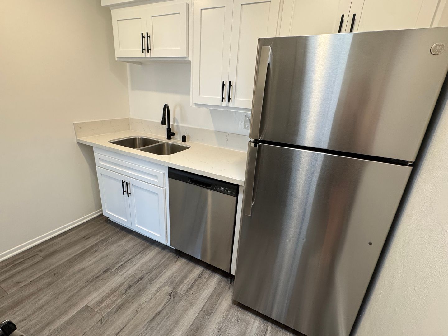 Los Angeles Apartment: 1944 Whitley Ave