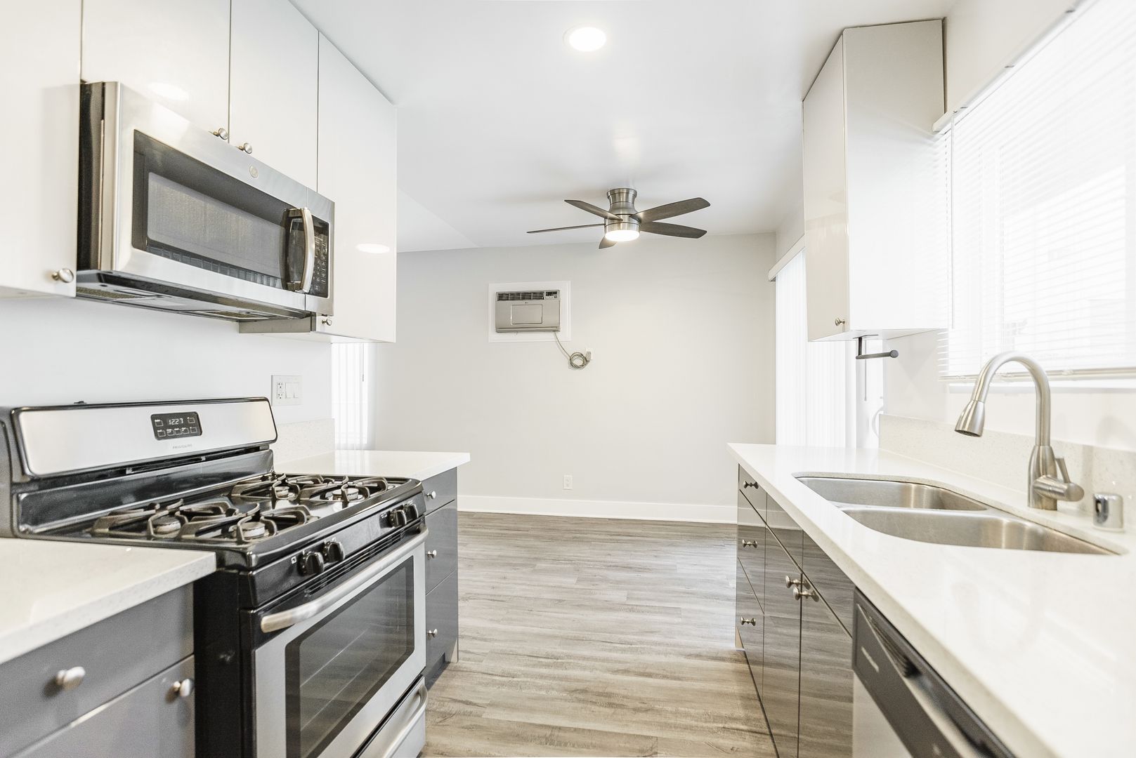 Los Angeles Apartment: 1944 Whitley Ave