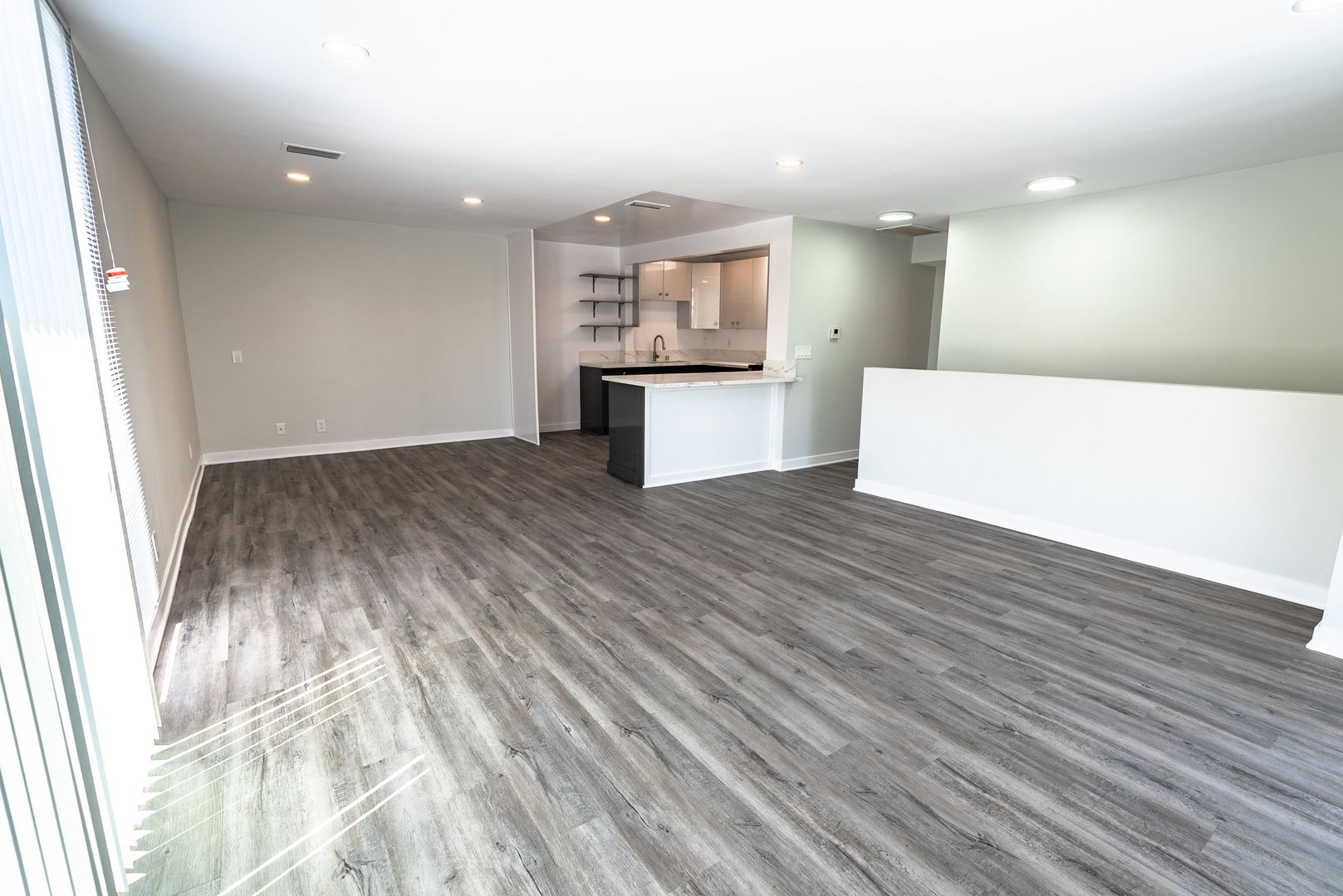 Los Angeles Apartment: 1944 Whitley Ave