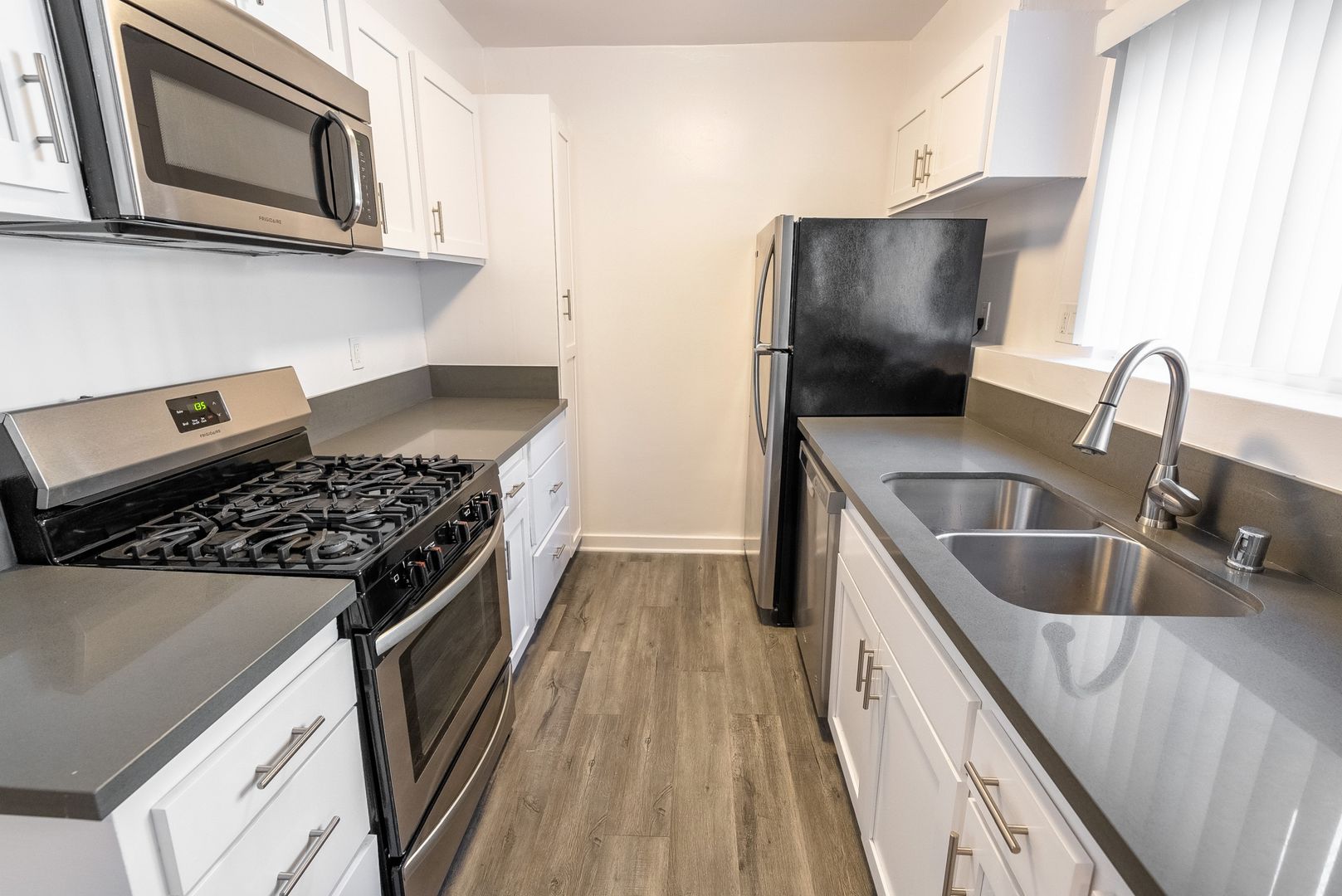Los Angeles Apartment: 1944 Whitley Ave