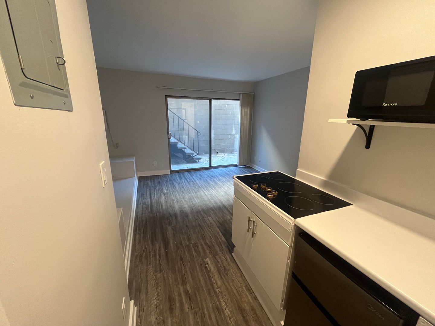 Los Angeles Apartment: 1944 Whitley Ave