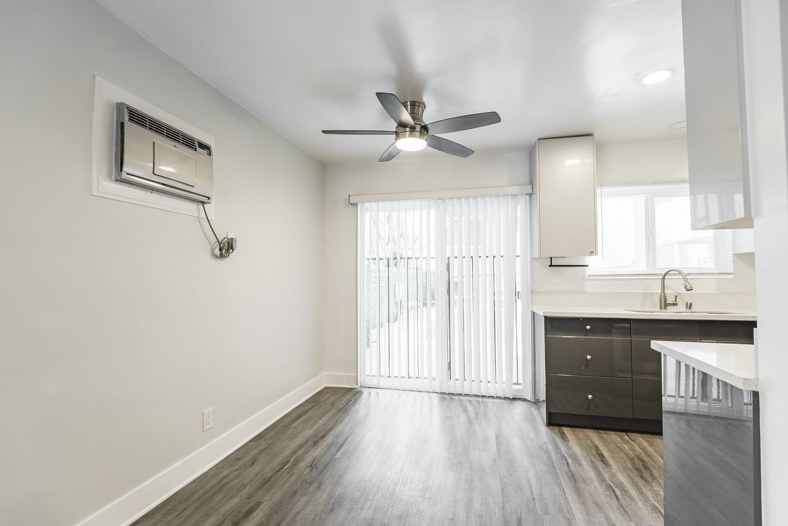 Los Angeles Apartment: 1944 Whitley Ave