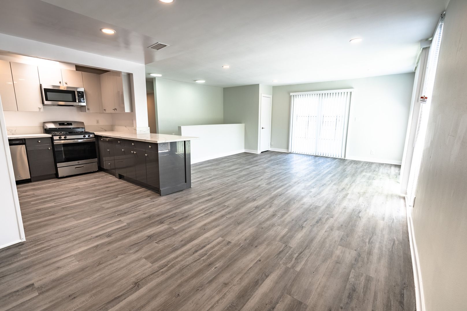 Los Angeles Apartment: 1944 Whitley Ave