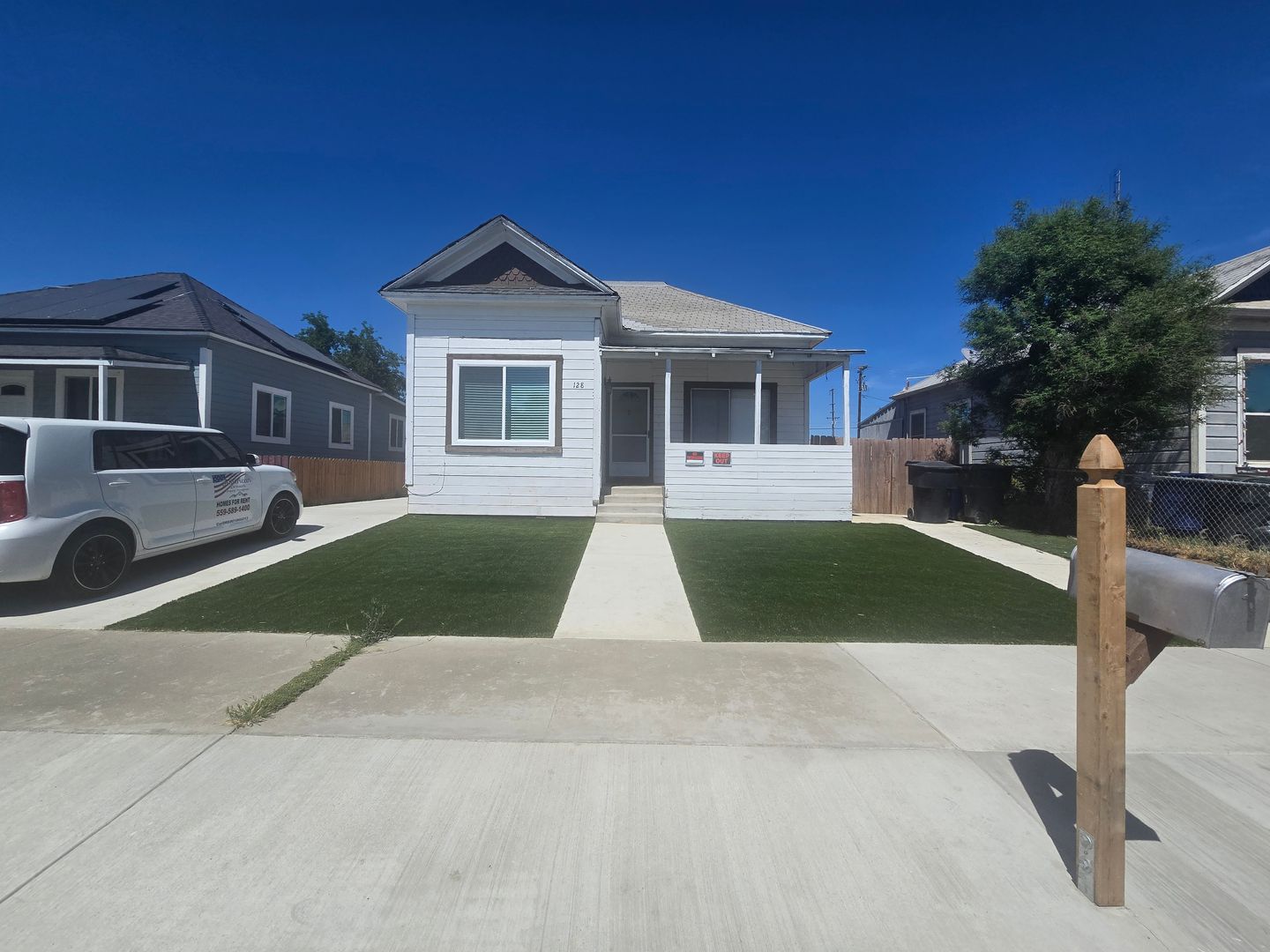 Hanford House: 128 E 4th St