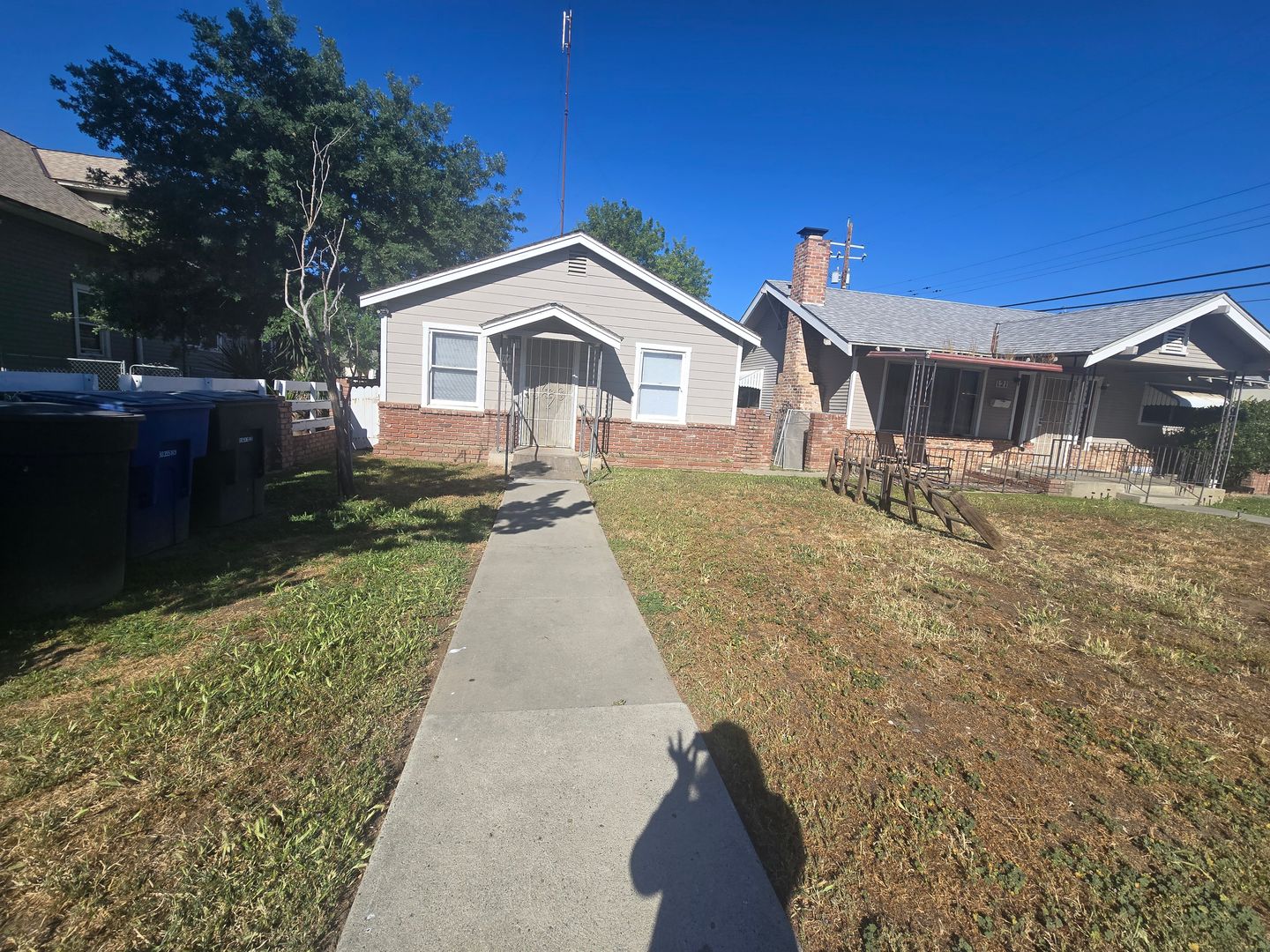 Lemoore House: 117 Follett St.