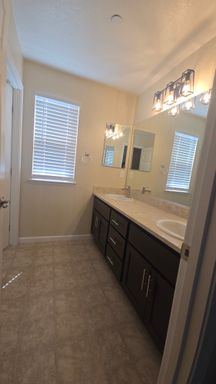 1443 Greenbrier Dr, Hanford, CA 93230