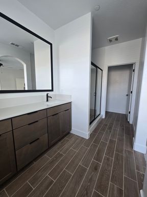 1455 N Frontier St, Hanford, CA 93230