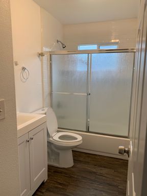 1212 N. Green St. #E, Hanford, CA 93230
