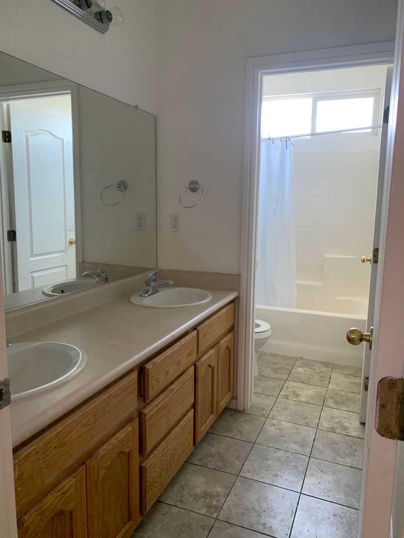 Visalia House: 4331 W Elowin Ave