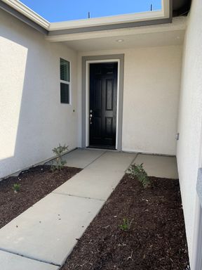 1353 W Kenny Thompson Ct, Hanford, CA 93230