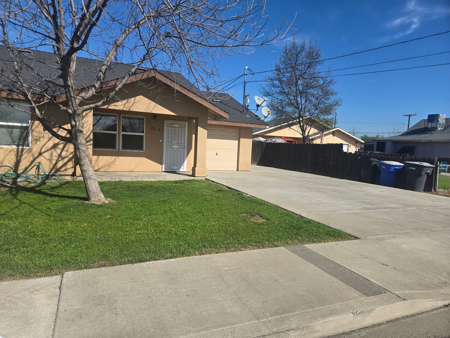 Hanford Apartment: 321 S Irwin St