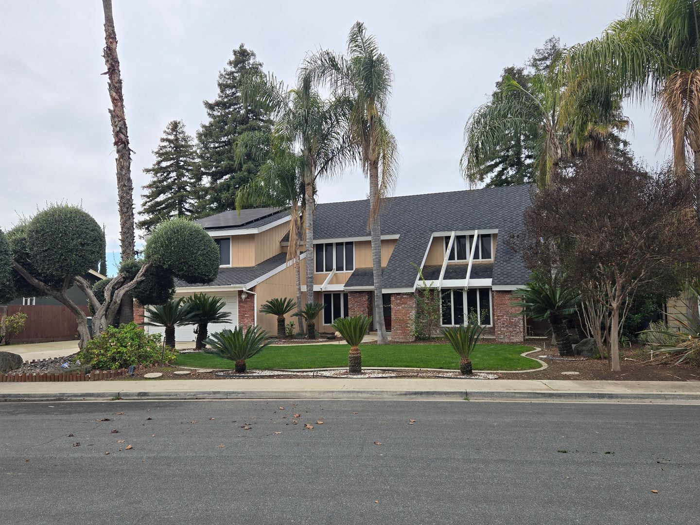 Visalia House: 3031 S Oak Park St