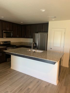 2342 W Escher Dr, Hanford, CA 93230