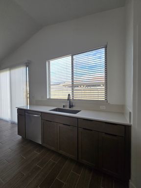 1455 N Frontier St, Hanford, CA 93230