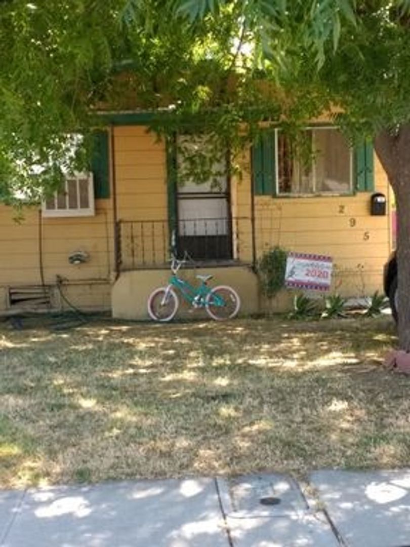 Lemoore House: 295 Skaggs #B St.