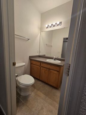2068 W Merritt St, Hanford, CA 93230