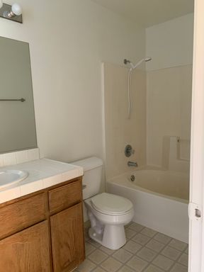 1341 Spring Ct, Hanford, CA 93230