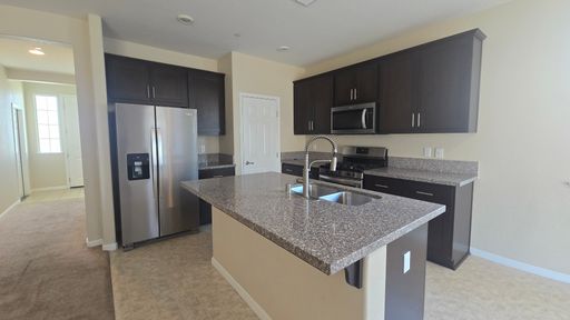 1443 Greenbrier Dr, Hanford, CA 93230