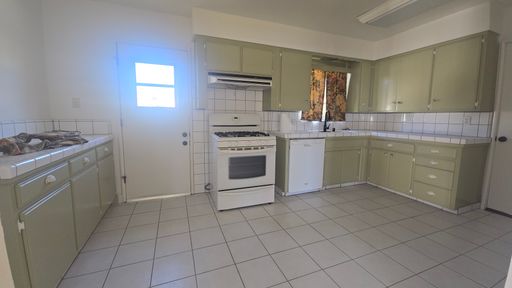 2071 Short Dr, Hanford, CA 93230