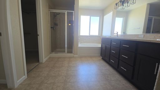 1443 Greenbrier Dr, Hanford, CA 93230