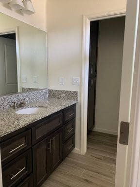 2342 W Escher Dr, Hanford, CA 93230