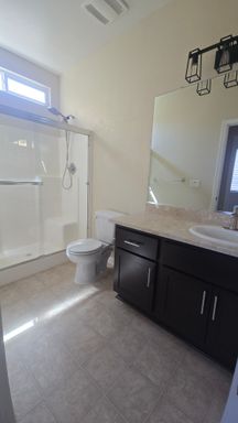 1443 Greenbrier Dr, Hanford, CA 93230