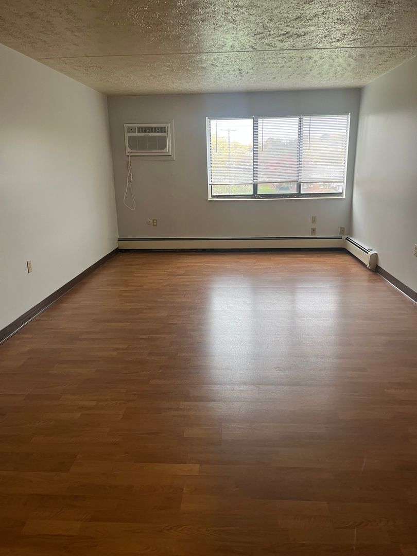 Sharon Apartment: 275- 335 Sterling Ave